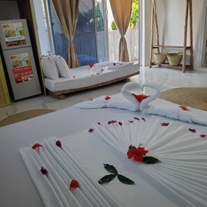 Habitación triple Deluxe | Minibar, decoración individual, espacio para trabajar con un portátil