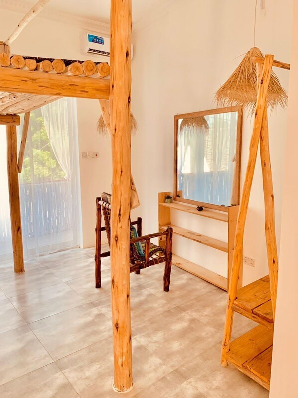 Habitación Deluxe doble, 1 cama doble | 1 dormitorio, minibar, decoración individual