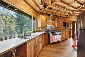 Oven, stovetop, dishwasher - Cozy Cabin on 77 acres with Private Lake - Pet Friendly! (Clearwater)
