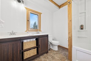 Sèche-cheveux, serviettes fournies, savon, shampoing