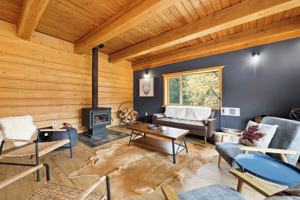 Smart TV, fireplace - Cozy Cabin on 77 acres with Private Lake - Pet Friendly! (Clearwater)