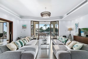 Smart TV, fireplace, ping pong, stereo - Chateau Moderne Luxury Villa in Paphos with private pool and gardens (St Georges Peyia)