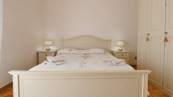 2 bedrooms, iron/ironing board, WiFi