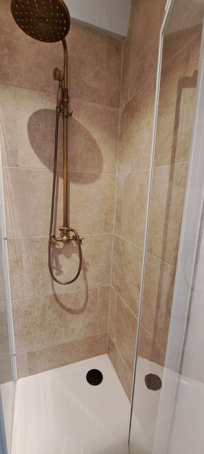 Dusche, Handtücher, Seife, Toilettenpapier