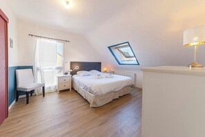 4 habitaciones, tabla de planchar con plancha, wifi y ropa de cama 