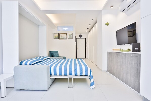 Iron/ironing board, WiFi, bed sheets