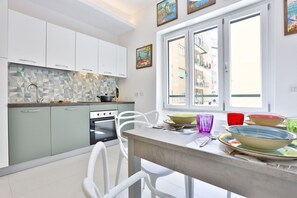 Frigorífico, horno, placa de cocina y utensilios de cocina