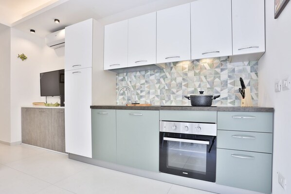 Fridge, oven, stovetop, cookware/dishes/utensils