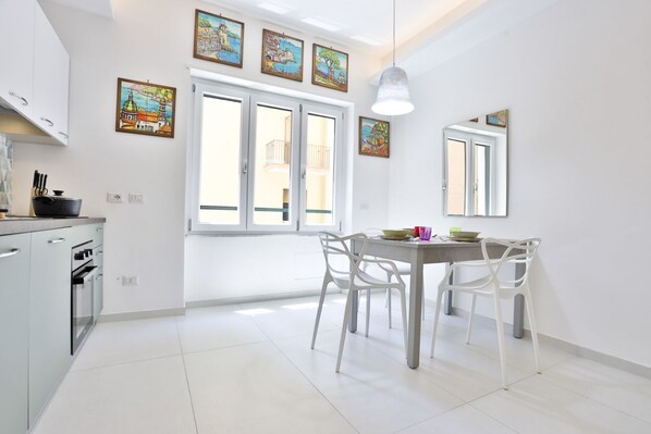 冰箱、烤箱、炉灶、厨具/餐具