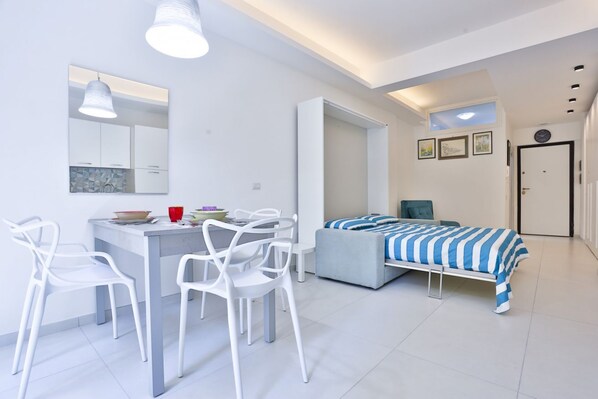 Iron/ironing board, WiFi, bed sheets