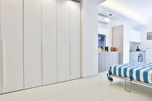 Tabla de planchar con plancha, wifi y ropa de cama 