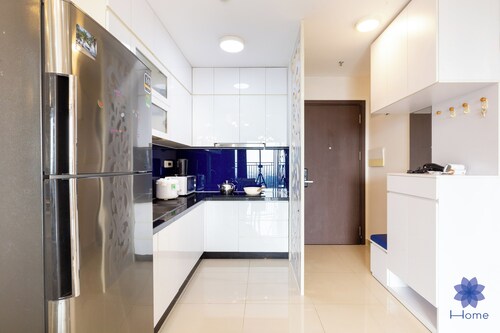 Lighting 2BRs Apt, 5minsfrom Airport, Free gym & Pool