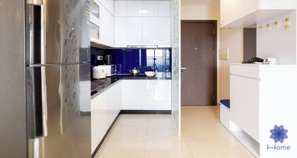 Lighting 2BRs Apt, 5minsfrom Airport, Free gym & Pool