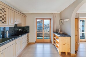 Luxury Apartment, Mountain View | Private kitchen | Mini-fridge, oven, stovetop, dishwasher - Villa Anna Kitzbühel design apartments (Kitzbuhel)