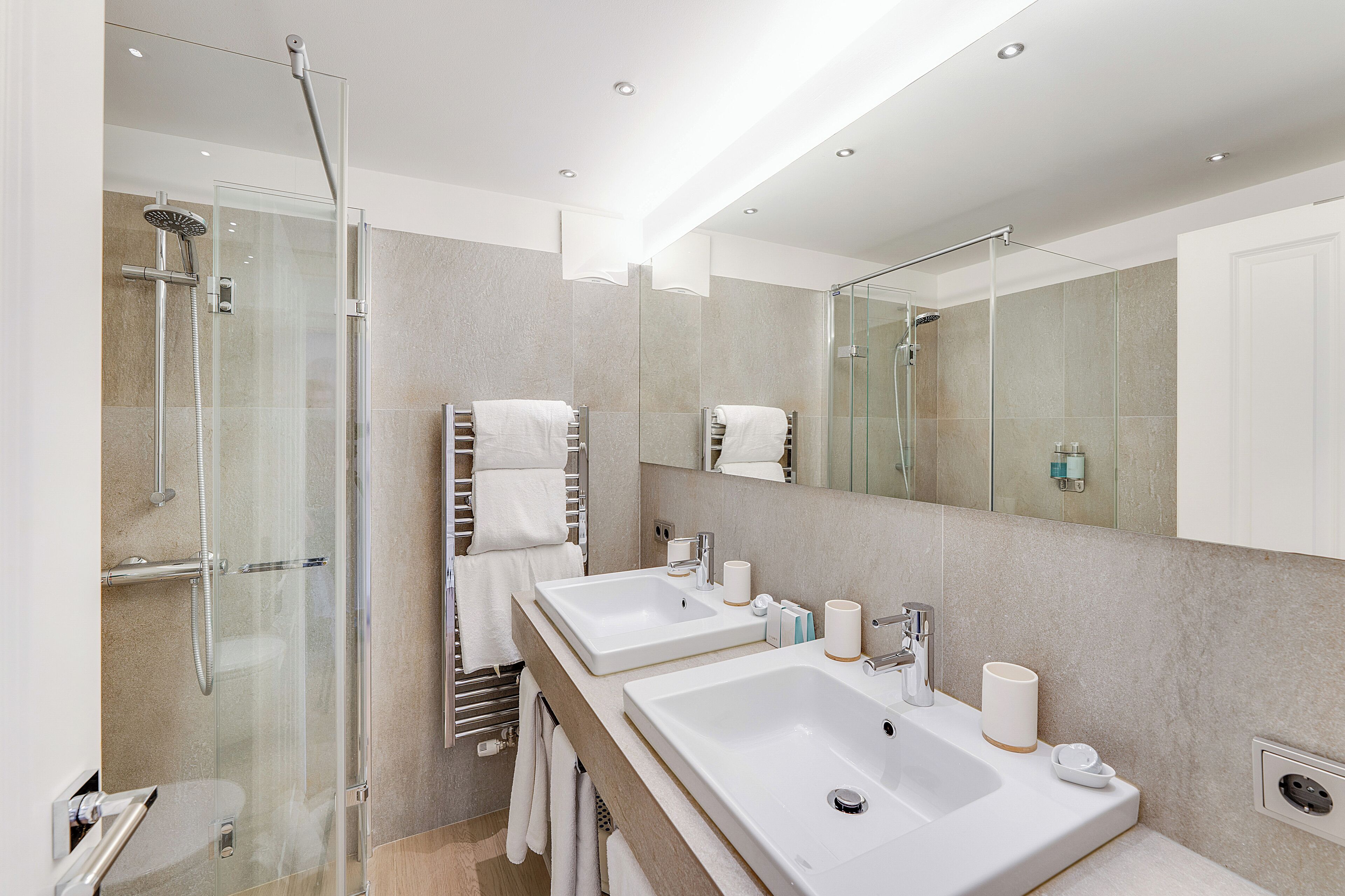 Deluxe-Apartment, Stadtblick | Badezimmer | Dusche, kostenlose Toilettenartikel, Haartrockner, Hausschuhe