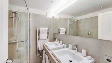 Deluxe-Apartment, Stadtblick | Badezimmer | Dusche, kostenlose Toilettenartikel, Haartrockner, Hausschuhe