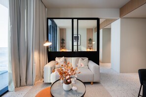 Een televisie en tafelvoetbal