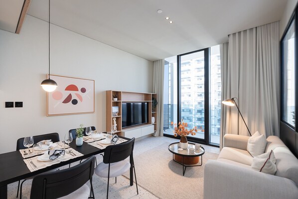 Una televisión, un futbolín