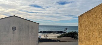 Apartment facing the beach