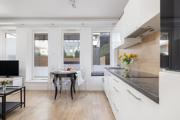 Microwave, oven, espresso maker, coffee/tea maker - Black & White Szczecin by Renters (Szczecin)