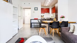 Un appartement moderne comprenant un coin repas, une cuisine et un salon.