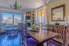 Appartement, vue sur le lac | Aire de séjour | Téléviseur à écran plat de 32 po avec télévision numérique