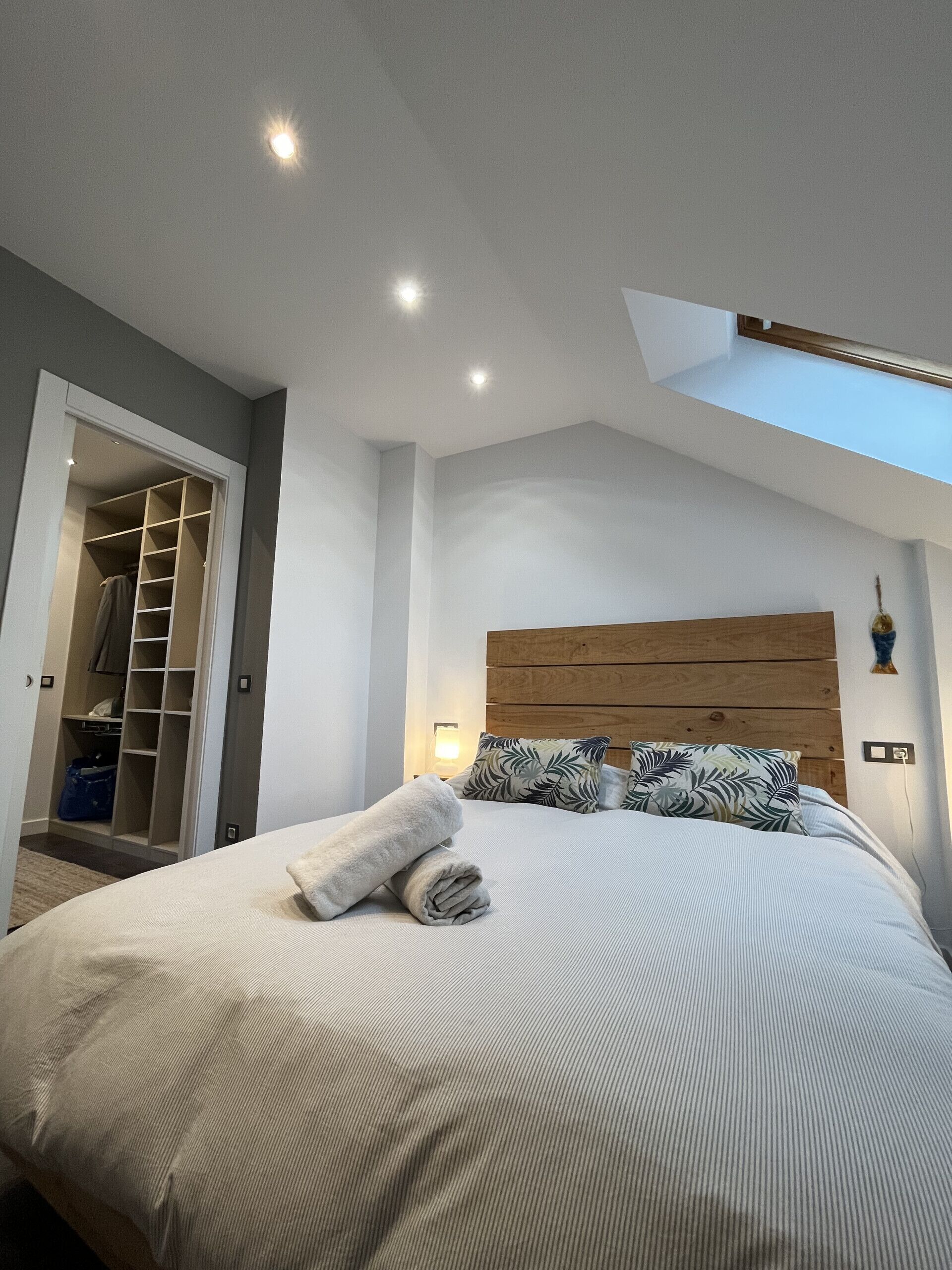 2 slaapkamers, een strijkplank/strijkijzer, gratis wifi, beddengoed