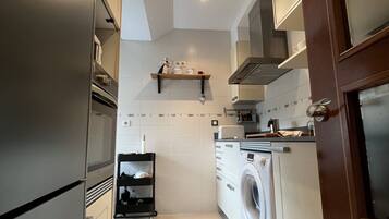 Réfrigérateur, micro-ondes, four, cafetiÚre/bouilloire