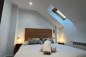2 bedrooms, iron/ironing board, free WiFi, bed sheets - 604C Aura Oviedo. Ático céntrico con garaje (Oviedo)