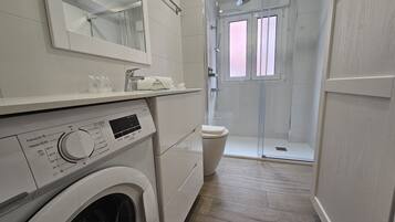 Douche, sĂšche-cheveux, serviettes fournies