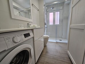 Dusj, hårføner og håndklær