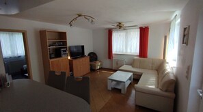 Living area - Surrounded by greenery - house with 3 bedrooms, terrace and large pool (Velten)