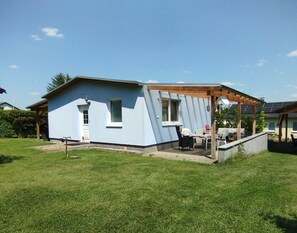 Exterior - Surrounded by greenery - house with 3 bedrooms, terrace and large pool (Velten)