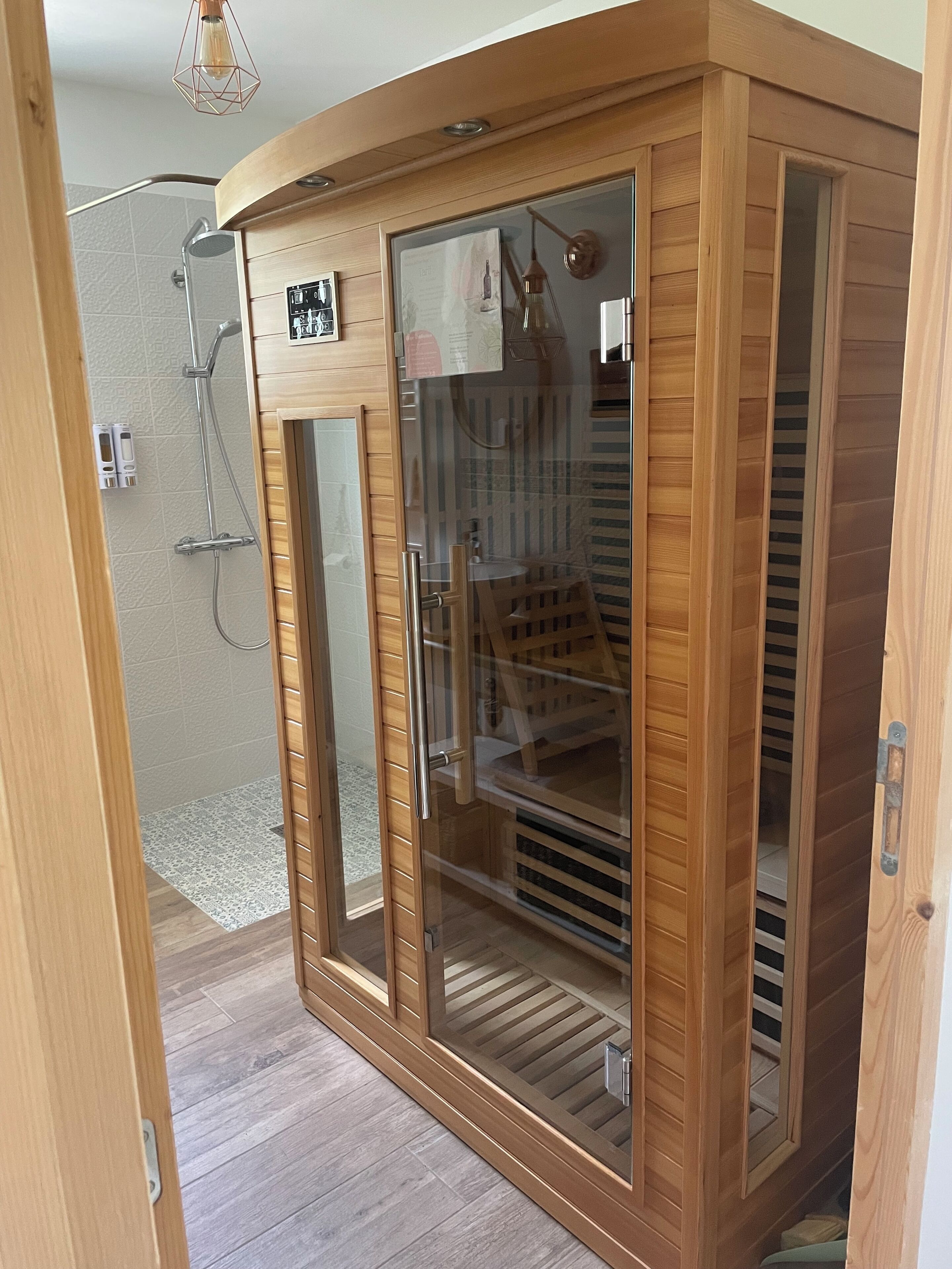 Articles de toilette gratuits, sèche-cheveux, serviettes fournies, savon