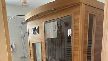 Articles de toilette gratuits, sĂšche-cheveux, serviettes fournies, savon