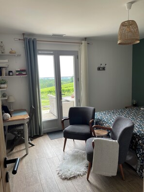 1 quarto, escrivaninha, ferros/tábuas de passar roupa, acesso à internet