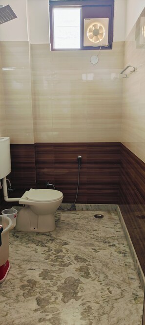 Shower, rainfall showerhead, towels, soap - Hotel Sunshine (Reasi)