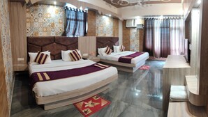 A hotel room with two beds, a wooden headboard, patterned wall tiles, a red rug, and a wooden bench. - Hotel Sunshine (Reasi)
