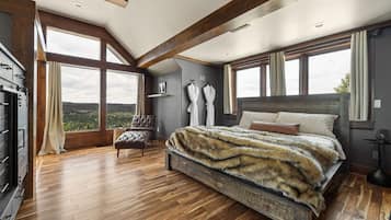 1 bedroom, desk, iron/ironing board, WiFi