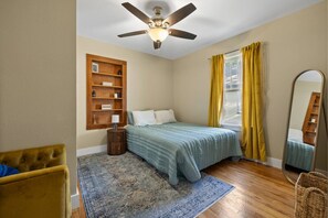 2 bedrooms, iron/ironing board, WiFi, bed sheets - 1 block from Mainstreet! Hot Tub (Sturgis)