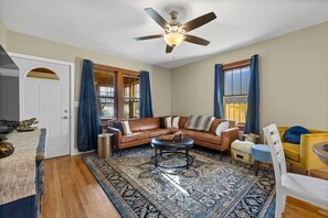 TV - 1 block from Mainstreet! Hot Tub (Sturgis)