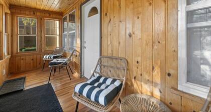 1 block from Mainstreet! Hot Tub