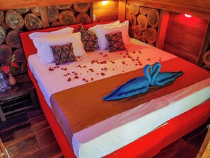 1 多间卧室、高档床上  用品、办公桌、熨斗/熨板