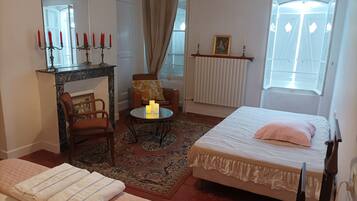 2 habitaciones, tabla de planchar con plancha y cuna de viaje