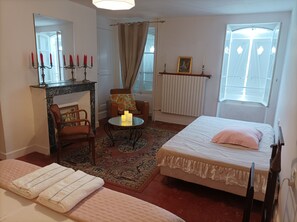 2 bedrooms, iron/ironing board, travel cot, bed sheets - The house by the water (Graçay)