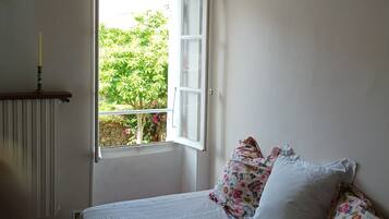 2 chambres, fer et planche à repasser, lit de bébé portatif