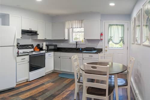 Full-size fridge, microwave, oven, stovetop