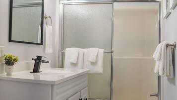 Combined shower/bathtub, hair dryer, towels, soap