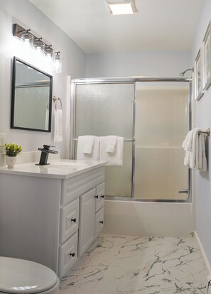 ฝักบัวในอ่างอาบน้ำ, ไดร์เป่าผม, ผ้าเช็ดตัว, สบู่