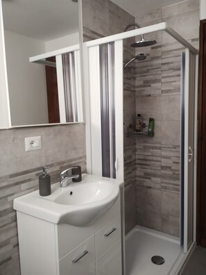 Doccia, asciugacapelli, bidet, asciugamani